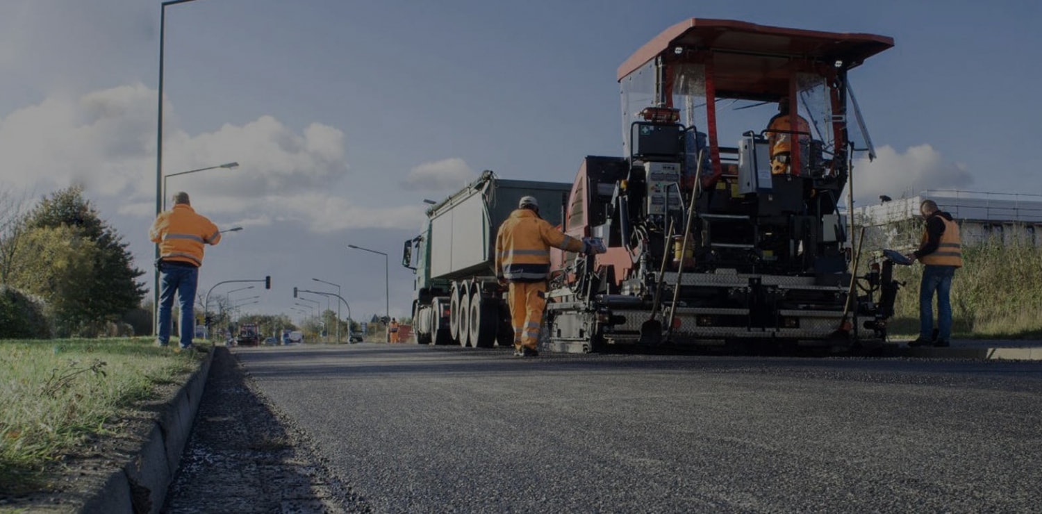 Укладка асфальта на автомобильных дорогах <br> Ремонт и восстановление покрытия   дорог <br> федерального и местного значения.
